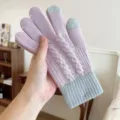 Detailansicht der Strickhandschuhe mit weichem Zopfmuster und Touchscreen-Fingerspitzen. - Einheitsgröße / Lila