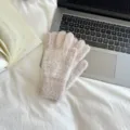 Detailaufnahme von weichen Plüsch-Kunstnerz-Stoffhandschuhen, gemütliche warme Wintertextur. - Einheitsgröße / Khaki