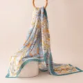 Bufanda de raso de seda azul con elegante estampado de cadena floral moda mujer primavera - 176x110cm / Envoltorio con cinta