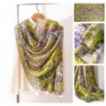 Elegante bufanda larga de seda con estampado verde-amarillo, accesorio de moda versátil. - Amarillo Floral