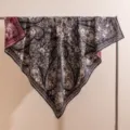Sciarpa quadrata di seta e lana nero blu e bordeaux con motivo cachemire autunno inverno. - Paisley Nero Borgogna