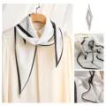 Elegante bufanda fina de seda de morera blanca con borde negro para mujeres elegantes. - 145x45cm / Blanco