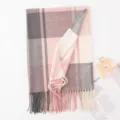 Bufanda de cuadros rosa y gris para mujer, chal de invierno suave y cálido con flecos. - -4 Rosa palo