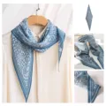 Elegante pañuelo de seda de morera azul con estampado floral, moda y estilo diario. - 145x45cm / Azul