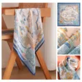 Pañuelo cuadrado de seda con estampado paisajístico chino, elegante accesorio azul y naranja. - Ciudad de Agua Azul