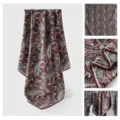 Pañuelo cuadrado de mujer con estampado cachemira burdeos, accesorio elegante y bufanda. - Burdeos