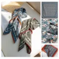 Bufanda de seda y lana para mujer cuadrada de doble cara con estampado floral elegante - Flor de Porcelana Azul / Azul
