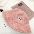Rosa flauschiger Teddy Plüsch Fischerhut Detailansicht, gemütliche warme Wintermütze nah. - Verstellbar / Rosa