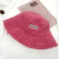 Rosa Plüsch Lammfell Fischerhut mit gesticktem Buchstabenaufnäher, dicker warmer Winterhut. - Verstellbar / Fuchsia