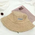 Beige flauschige Bucket Hat Detail, warme Winter Fleece Muetze mit feiner Stickerei. - Verstellbar / Beige