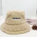 Beige flauschige Fleece-Bucht-Mütze für Damen, dicke warme Wintermütze mit gesticktem Aufnäher. - Verstellbar / Kinder Beige