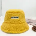 Gelber Lammfell Fischerhut mit gesticktem Buchstaben Patch, stilvolles warmes Winter Accessoire Damen. - Verstellbar / Kinder Gelb