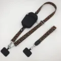 Laniere de telephone portable imprime leopard avec poche zippee et sangle reglable. - Pochette Verticale / Crochet Argenté & Anneau de Joint / Noir Brun Clair & Pochette Noire