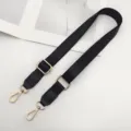 Zwart nylon tassenriem detail met duidelijk verstelbare gouden hardware en lederen uiteinden. - Zwart