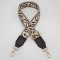 Dettaglio di tracolla larga in jacquard con motivo etnico, estremità in pelle PU e dettagli dorati. - Fondo Beige Caffè Chiaro con Pelle Caffè
