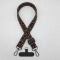 Vue de detail de la sangle de telephone leopard avec crochets metalliques et languette. - Style 6