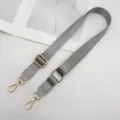 Verstelbare grijze nylon vervangende schouderriem met gouden metalen hardware voor handtassen. - Lichtgrijs