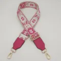 Λεπτομερής όψη boho ζώνης τσάντας jacquard με ρυθμιζόμενα χρυσά εξαρτήματα και ροζ δέρμα. - Μπεζ Ροζέ Κόκκινο + Ροζέ Δέρμα