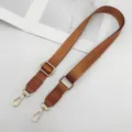 Detail van verstelbare nylon tasriem in bruin, 2.5cm breed met gouden hardware en leer. - Bruin