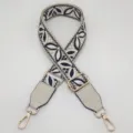 Dettaglio di tracolla di ricambio tessuta con estremità in pelle PU e ganci dorati. - Base Beige Nero Bianco + Pelle Beige