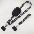 Correa cruzada para teléfono con estampado floral, bolsillo con cremallera y banda ancha. - Bolsa Negra (Estilo Vertical) Gancho Plateado + Anillo / Patrón Blanco y Negro