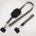 Détail de la lanière de téléphone imprimé léopard avec sangle réglable et pochette. - Pochette Verticale / Crochet Argenté & Anneau de Joint / Noir Kaki & Pochette Noire