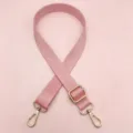 Gedetailleerd overzicht van een roze nylon vervangende tasband met gouden hardware en lengte. - Zilveren Haak / Roze