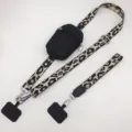 Sangle de bandoulière de téléphone portable imprimé léopard avec petite pochette zippée vue de détail - Pochette Verticale / Crochet Argenté & Anneau de Joint / Noir Kaki Tacheté & Pochette Noire
