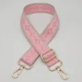 Correa de bolso tejida rosa con bordes en contraste y herrajes metálicos dorados ajustables. - Borde Arroz Rosa Brillante