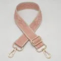 Correa de repuesto tejida en rosa para bolso con herrajes dorados y elegante patron monograma. - Borde Arroz Rosa Agua