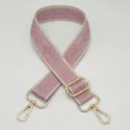 Detalle de correa de bolso tejida rosa, bandolera ajustable con herrajes dorados finos. - Borde Arroz Rosa Púrpura