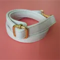 Vue détaillée d'une lanière de sac de rechange en cuir PU blanc avec boucle en métal doré. - Crochet Doré / Blanc