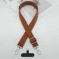 Primer plano detallado de la correa de teléfono marrón ajustable con hebillas metálicas. - Gancho Plateado + Junta T / Marrón