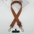 Primer plano detallado de la correa marrón ajustable con herrajes metálicos y lengüeta. - Gancho Gunmetal + Junta T / Marrón