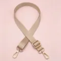 Verstelbare nylon vervangende tasband voorzien van stijlvolle goudkleurige hardware. - Khaki