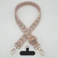 Vista dettagliata del cordino per telefono ricamato in rosa con fibbia e patch universale. - Pad Stile T / Grigio rosa