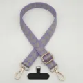 Vista dettagliata del cordino per telefono in tessuto viola con hardware dorato. - Pad Stile T / Viola