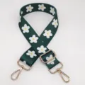 Détail de la bandoulière de sac florale verte, sangle réglable avec motif marguerites blanches. - Crochet Doré / Fleur Verte