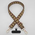 Primo piano dettagliato del cordino per telefono ricamato di grano vintage con accessori dorati. - Pad Stile T / Caffè E Beige
