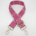 Dettagli in primo piano della tracolla di ricambio ricamata geometrica rosa con parti dorate. - Base Beige Rosa Rosso