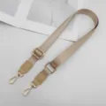 Verstelbare nylon tasriem detail met gouden gespen en lederen verbindingsstukken. - Khaki