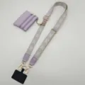 Paarse geweven telefoonband met kleine muntportemonnee en metalen hardware, detailweergave. - Gouden Haak Set / Lichtpaars