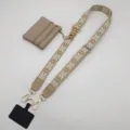 Gedetailleerd overzicht van veelzijdige crossbody telefoonhalsriem met kleine muntjesbeurs. - Gouden Haak Set / camel