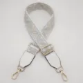 Tracolla per borsa jacquard larga 3,8 cm regolabile con dettagli in pelle PU e parti metalliche. - Base Bianca Grigio Albicocca con Pelle Bianca