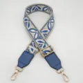 Vista dettagliata della tracolla di ricambio in jacquard blu da 3.8cm con pelle PU e metallo. - Beige Blu Lago + Pelle Blu Lago