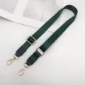 Donkergroene nylon vervangende tassenband met goudkleurige hardware en verstelbaar ontwerp voor tassen. - Donkergroen