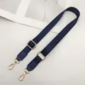 Donkerblauwe nylon tassenband vervanging, verstelbare schouderriem detail met gouden hardware. - Blauw