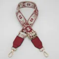 Correa de bolso etnica jacquard vintage ajustable con patron floral rojo y herrajes dorados. - Gancho Plateado / Base Beige Granate + Cuero Granate