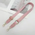 Verstelbare roze nylon tasriem met gouden hardware als handige crossbody accessoire. - Roze
