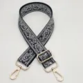 Correa de repuesto ajustable para bolso en lona paisley blanco y negro con herrajes dorados. - Fondo Negro Blanco Gris